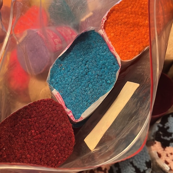 Vtg SPINNING WHEEL MARY MAXIM PreCut Latch Hook Rug yarn LOT 48 1-oz packs NEW - Picture 11 of 17